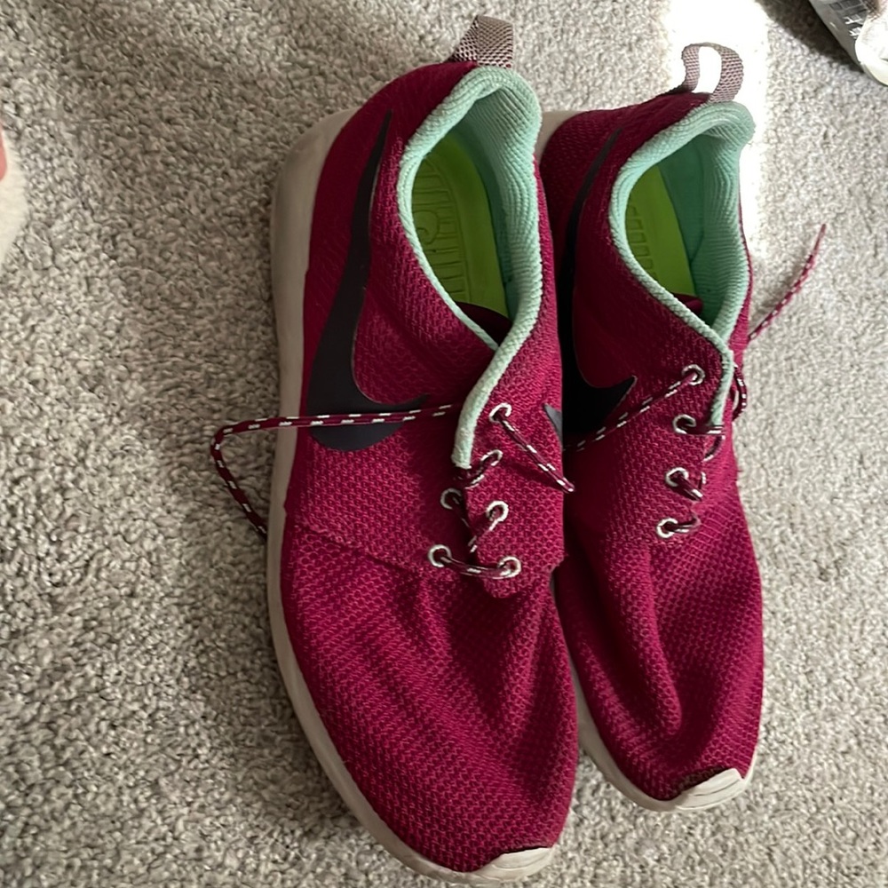 Maroon Nike Roshes size 11